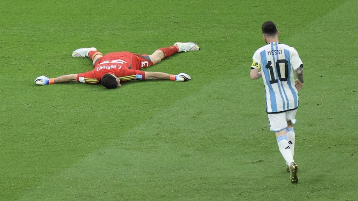 El Dibu Martínez y Lionel Messi, una vez consumada la victoria ante Países Bajos, por el Mundial Qatar 2022.