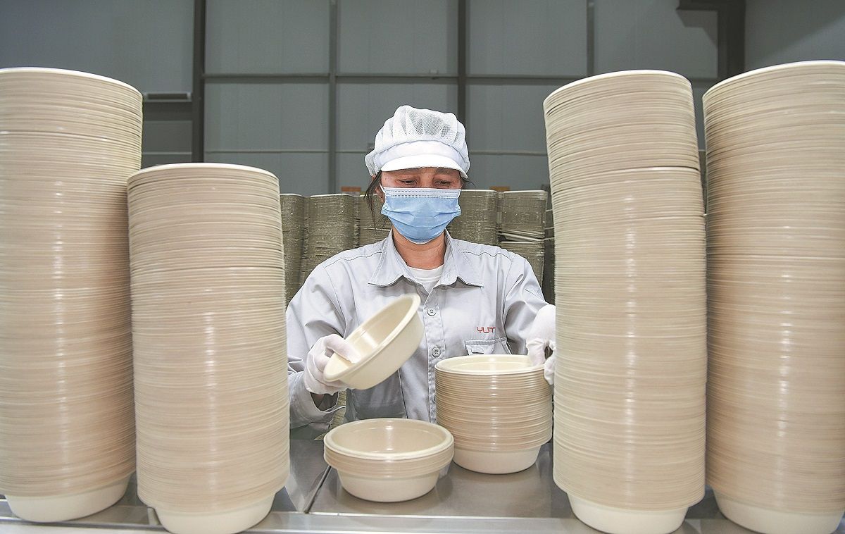 Una inspectora verifica la calidad de los platos hondos de papel biodegradable en una fábrica de Haikou, provincia de Hainan. SU BIKUN / PARA CHINA DAILY