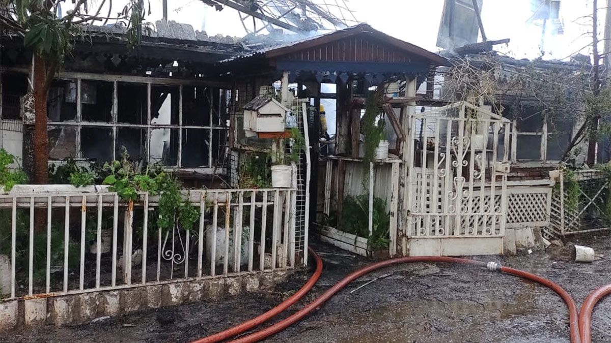 Incendio en Godoy Cruz, el fuego afectó a tres viviendas.&nbsp;