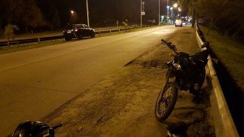 Quiso saltar un montículo de tierra en bici, se golpeó la cabeza y está grave