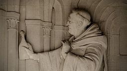 El monje Dom Perignon descubrió una bebida espirituosa cerca de la comarca francesa de Champagne.