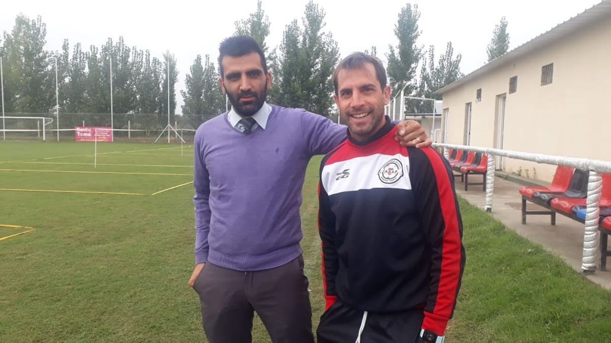 Emanuel Torrico junto a Franco Dolci en el predio.