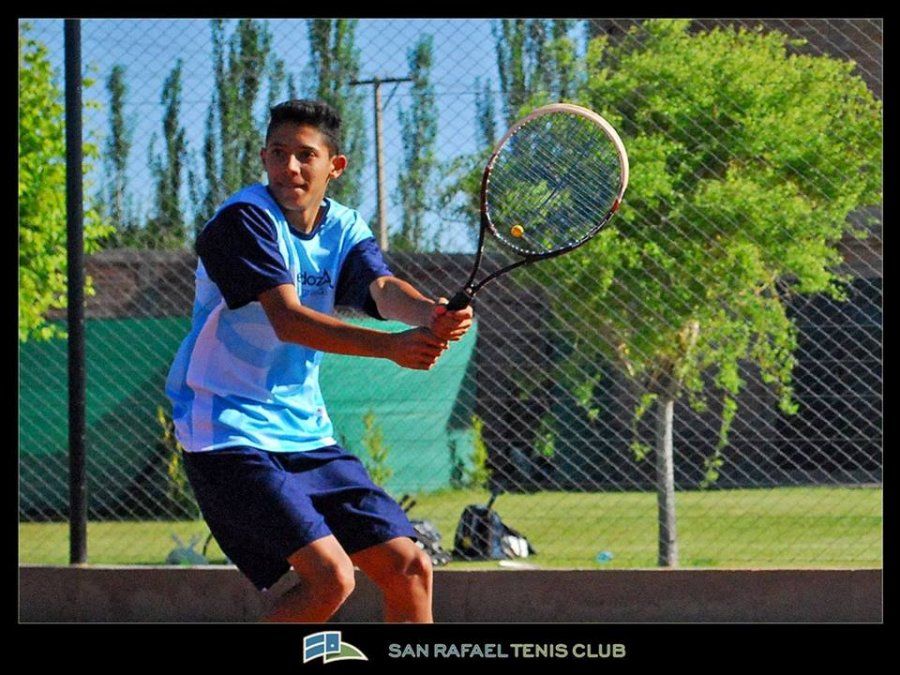 Farid Juri juega un torneo del circuito mendocino de tenis
