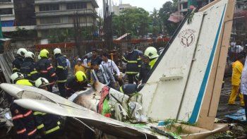 Una avioneta se estrelló en plena ciudad de Bombay, en la India