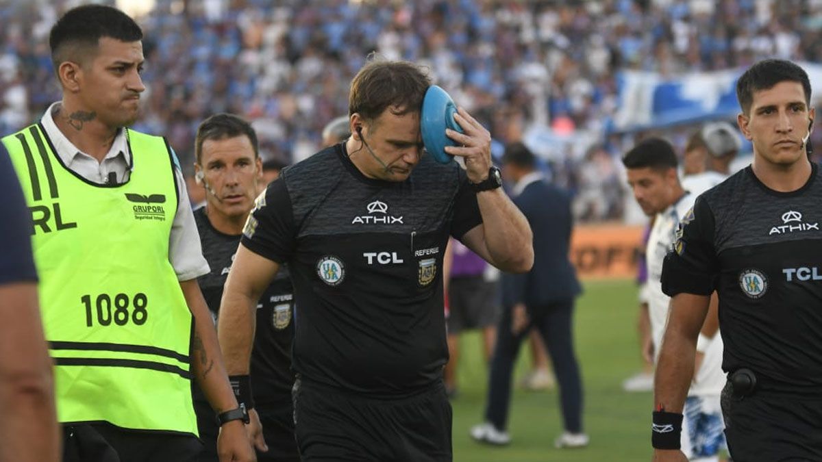 El árbitro asistente Diego Martín fue agredido en el partido entre Godoy Cruz y Talleres.