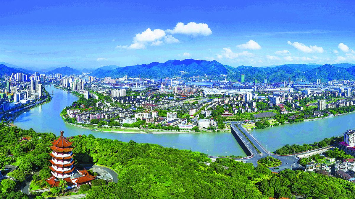 Una vista panorámica de Sanming, provincia de Fujian, incluida la planta de acero de Fujian Sangang Group (centro). ZHENG YULIN / XINHUA