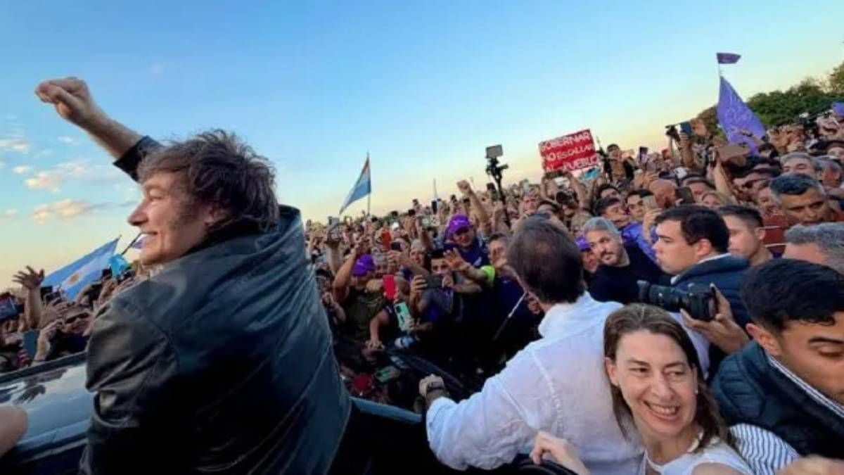 Javier Milei recorrió la costanera de Paraná junto a los militantes y rodeado de un equipo de custodios.