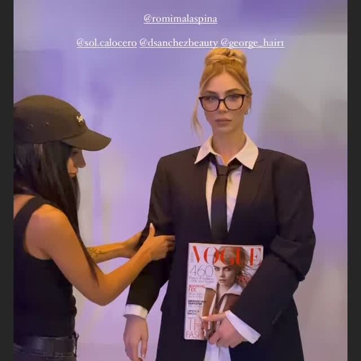 Romina Malaspina confirma que el corporate core se lleva con camisita ultra al ras y corbatita. Romina Malaspina confirma que el corporate core se lleva con camisita ultra al ras y corbatita.