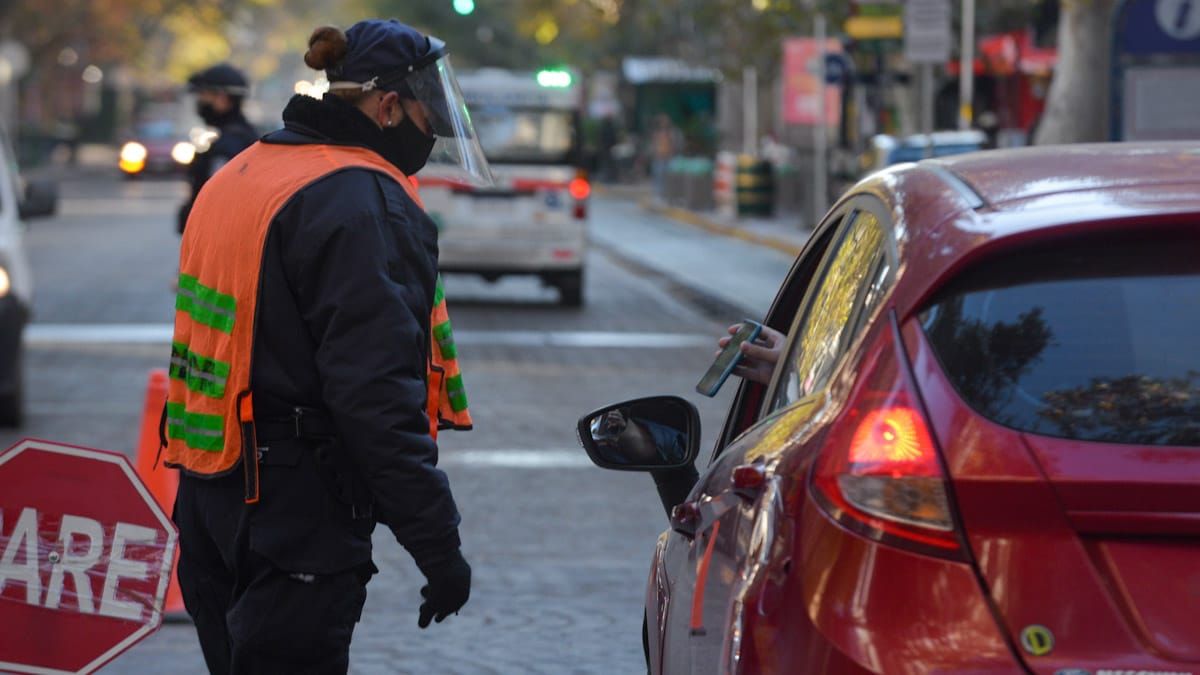 Un automovilista muestra su permiso para circular.