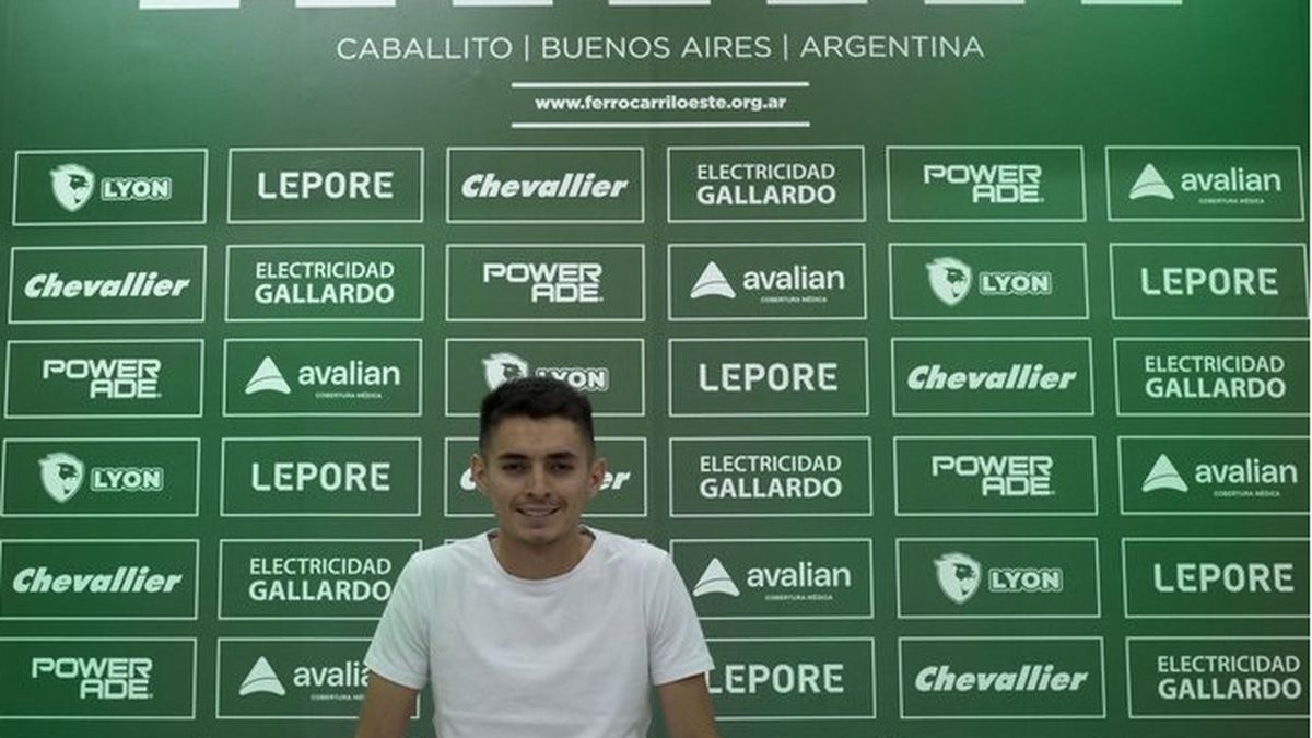 Pablo Palacio firmó su contrato en Ferro Carril Oeste.