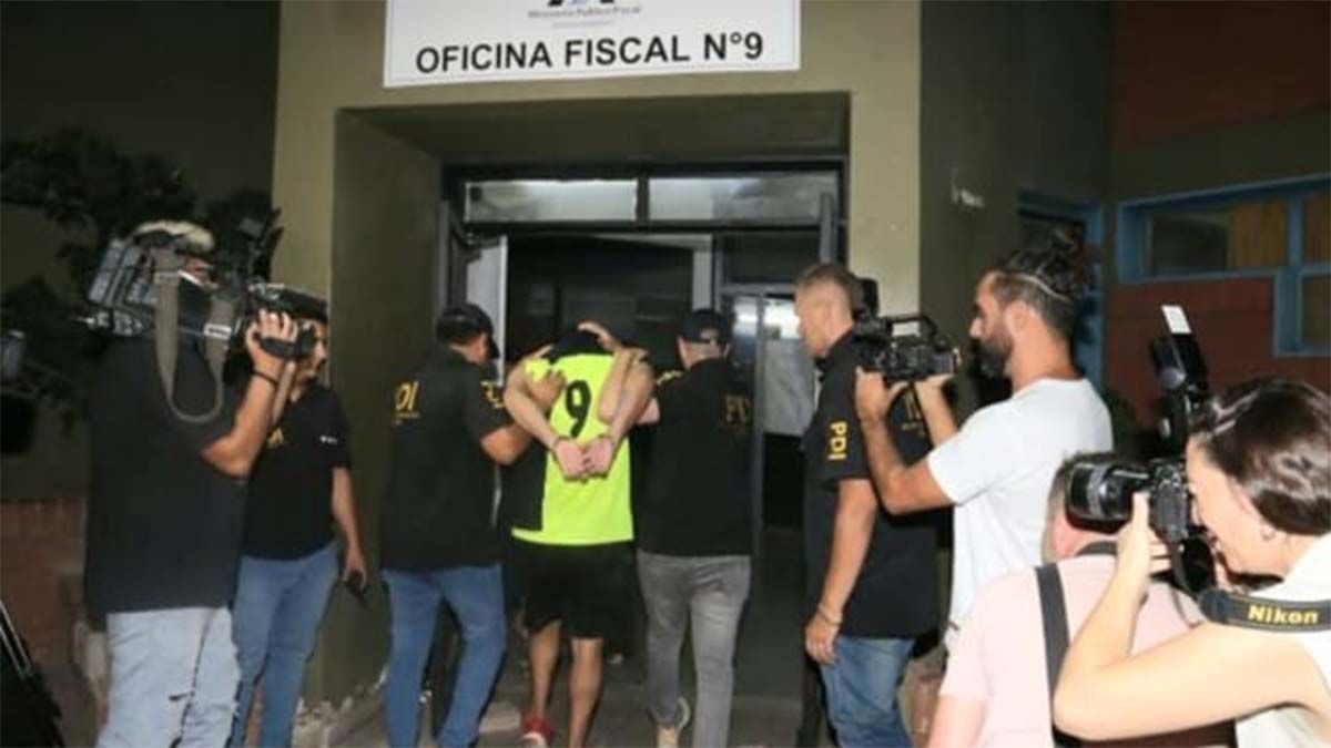 Momento en el que ingresa uno de los tres detenidos por el asesinato del comerciante Norberto Salzmann a la Oficina Fiscal 9 de Guaymallén.