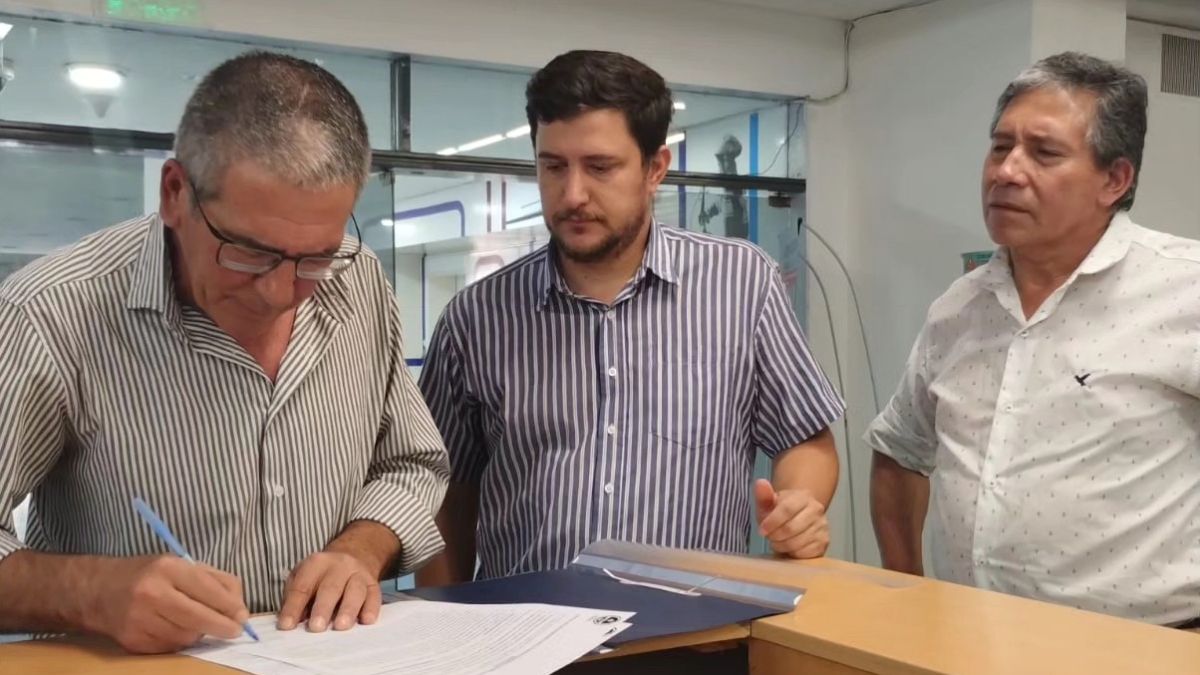 Federico Chiapetta firmando el convenio para entregar subsidios al Club General San Martín -Pacífico- acompañado por las autoridades del club beneficiado. Federico Chiapetta firmando el convenio para entregar subsidios al Club General San Martín -Pacífico- acompañado por las autoridades del club beneficiado.