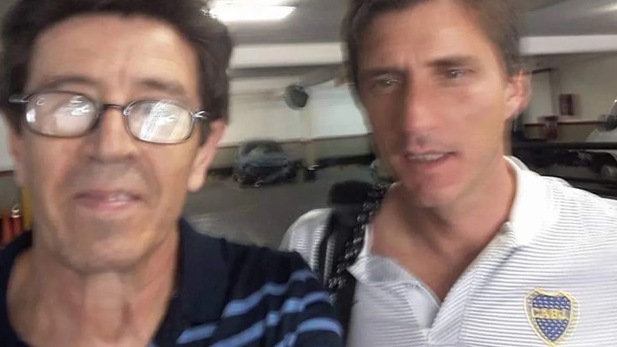 Arturo López, en una antigua foto con Guillermo Barros Schelotto. El playero del estacionamiento de Monserrat aún sigue internado con graves lesiones