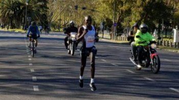 El keniata Chebet ganó el Maratón de Buenos Aires con la mejor marca del circuito
