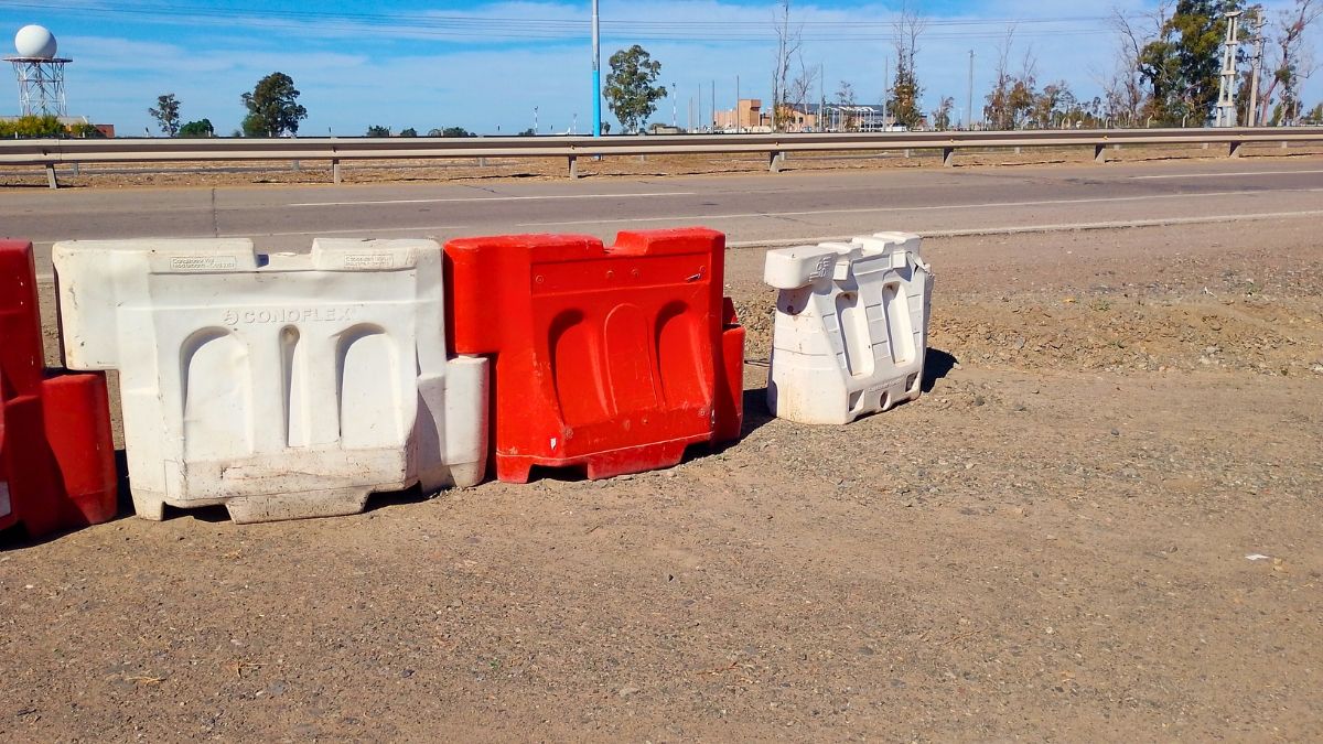 La rotonda más cercana al ingreso al aeropuerto está cortada por las obras del Metrotranvía. La rotonda más cercana al ingreso al aeropuerto está cortada por las obras del Metrotranvía.