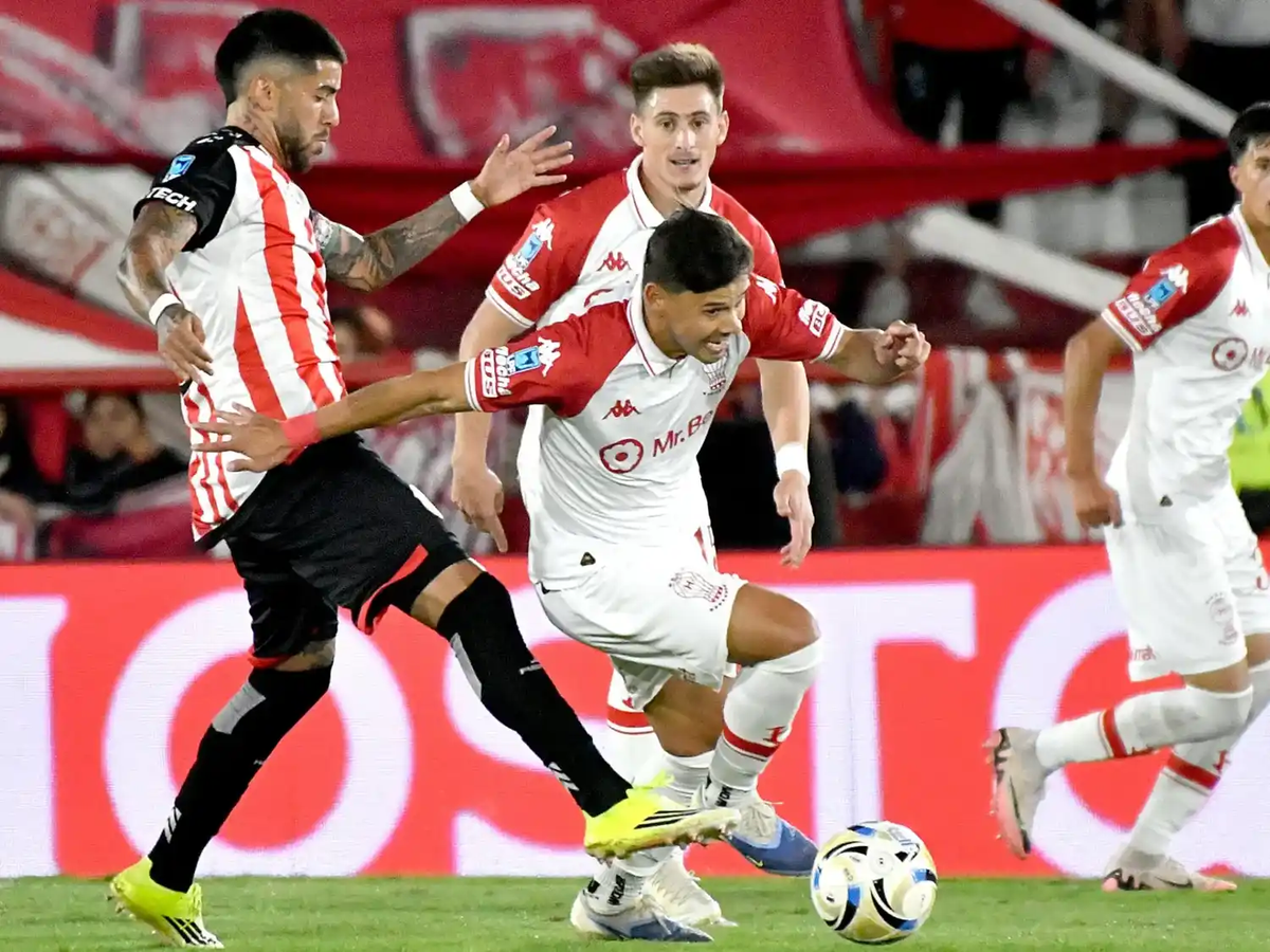 ¿Fue penal? Huracán estalló por una mano en el área de Barracas Central