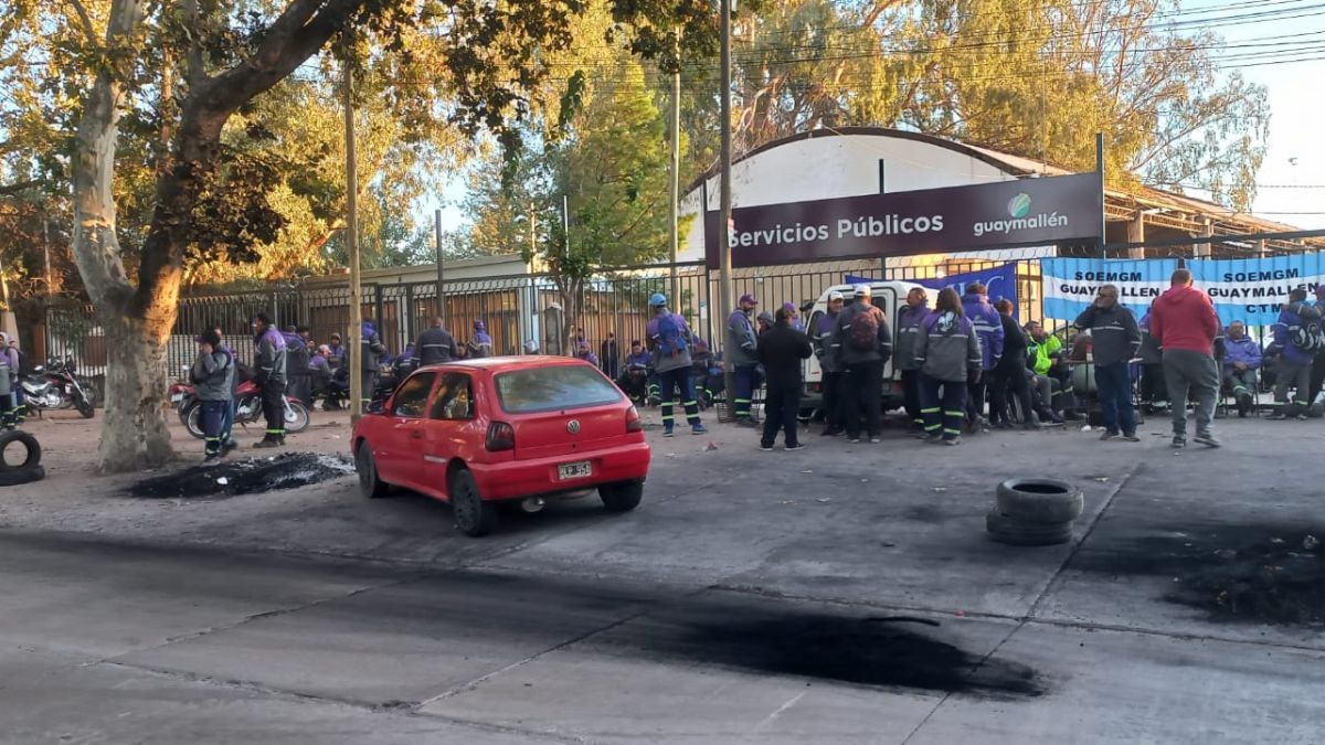 Los empleados se están manifestando en la puerta del área de Servicios Públicos de Guaymallén. La quema de cubiertas se ha realizado en forma intermitente.