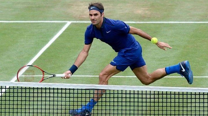 Federer se abre camino en Halle