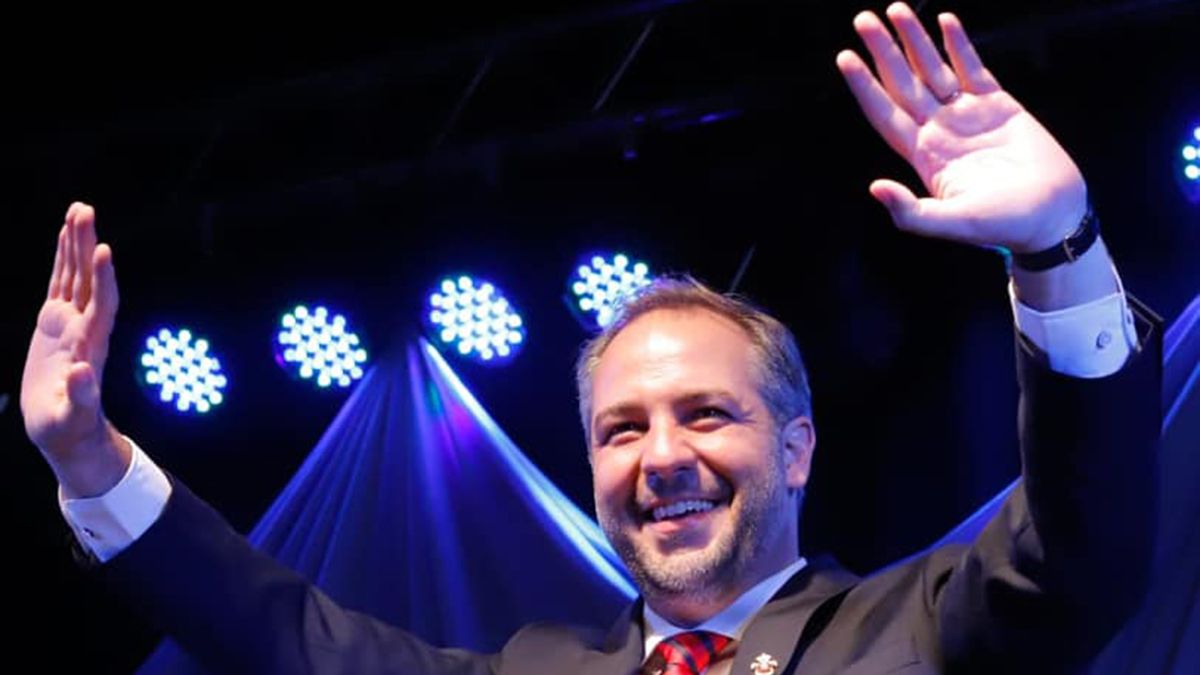 Matías Stevanato, peronista e intendente de Maipú, apoya una protesta contra el radical Iglesias de Guaymallén.