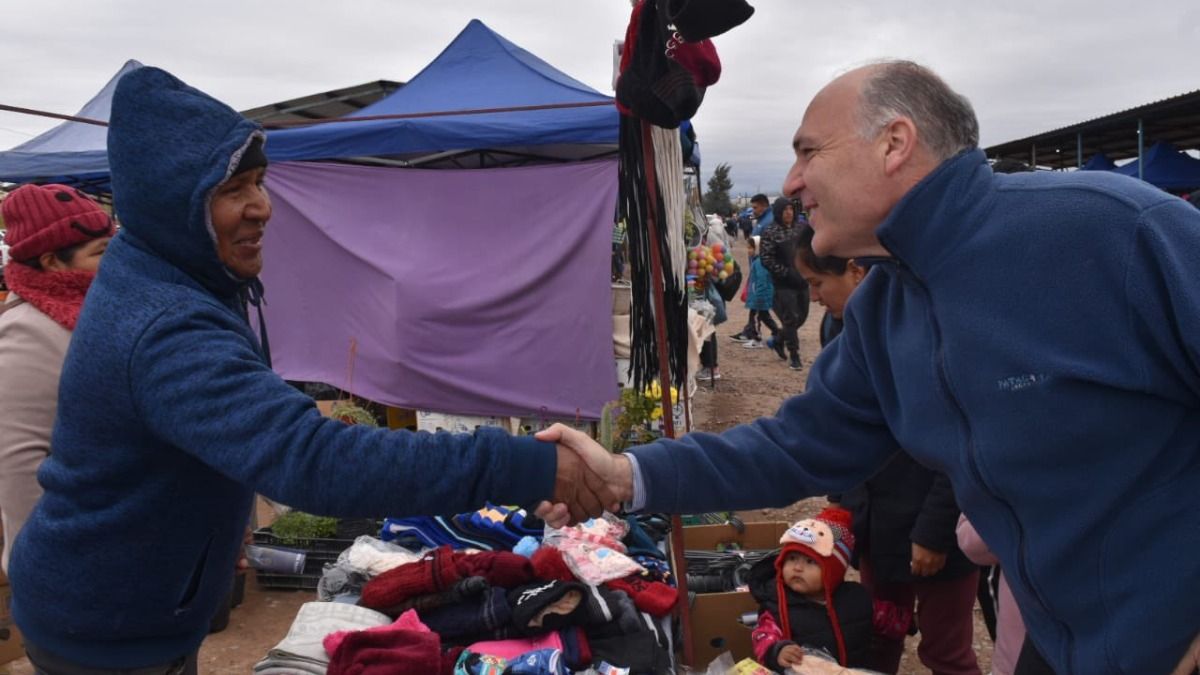 Como otros precandidatos, Carmona viene recorriendo ferias y barrios populares. Como otros precandidatos, Carmona viene recorriendo ferias y barrios populares.