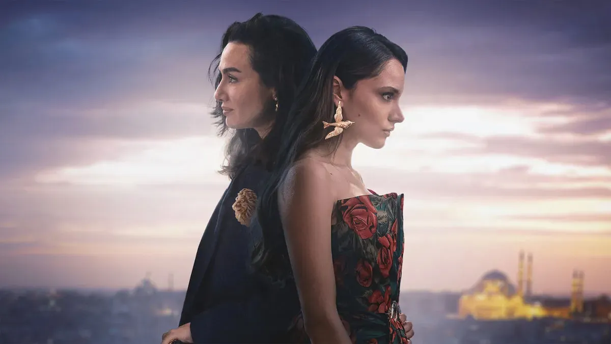 Birce Akalay y Miray Daner. Se roban el protagonismo en la serie turca Cómo vuela el cuervo. Birce Akalay y Miray Daner. Se roban el protagonismo en la serie turca Cómo vuela el cuervo. 