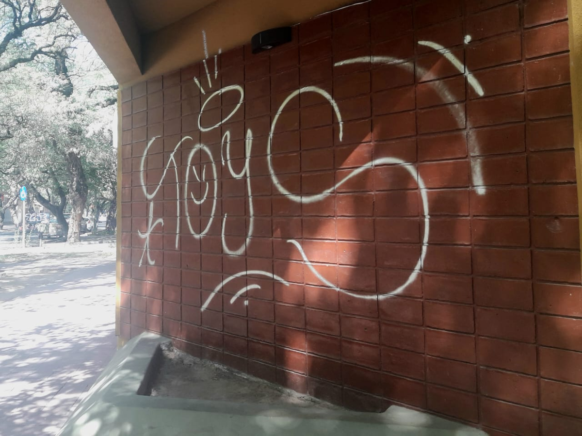 Los vecinos de esta esquina acababan de pintar cuando recibieron un regalo.