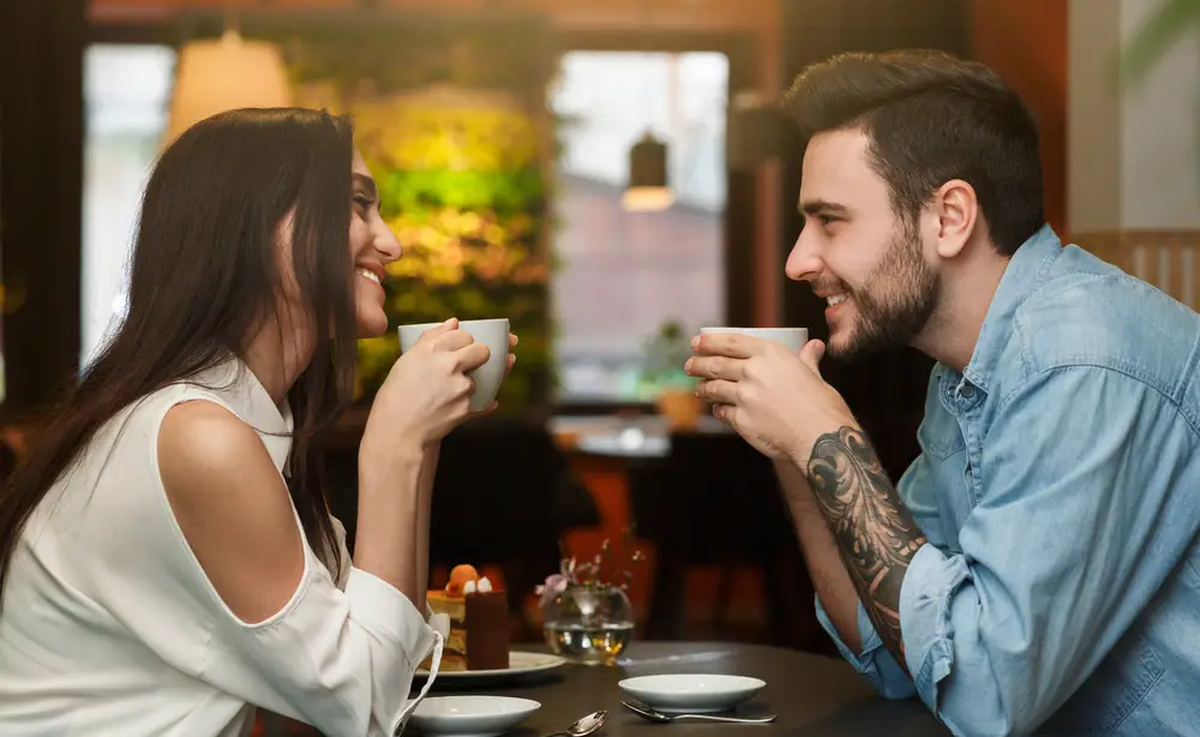 Hay ciertos temas y preguntas que es mejor guardar para más adelante en la relación. Hay ciertos temas y preguntas que es mejor guardar para más adelante en la relación.
