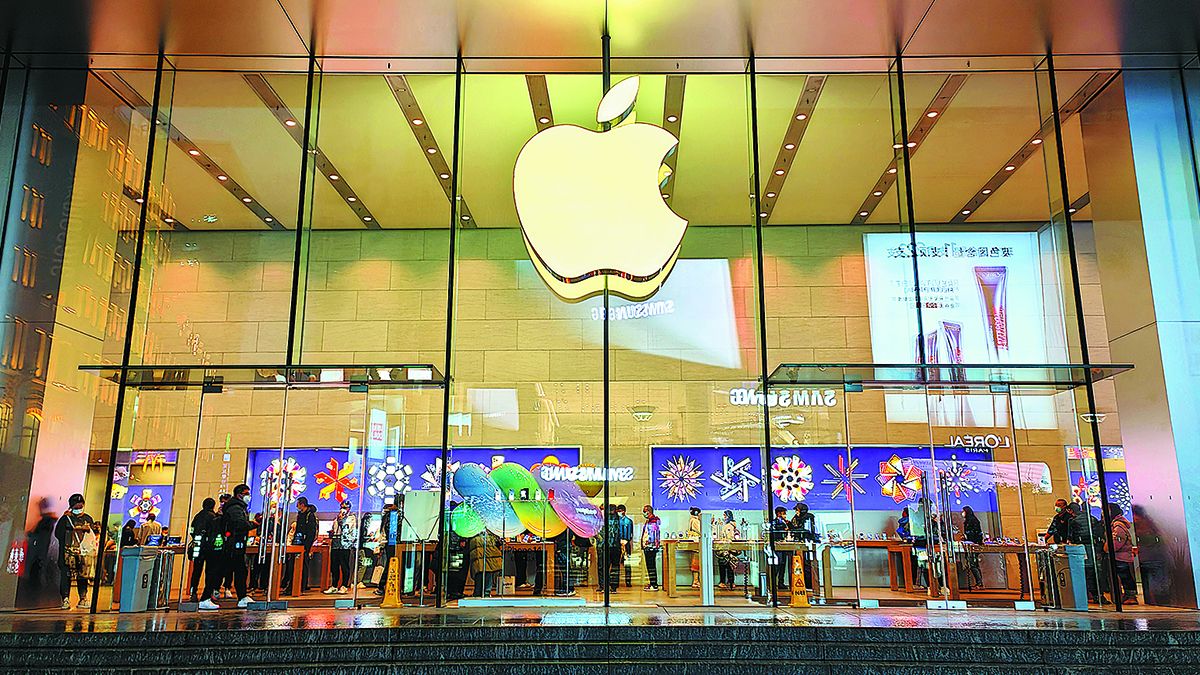 Los consumidores seleccionan productos en una tienda de Apple en la peatonal Nanjing Road de Shanghai en diciembre. WANG GANG / PARA CHINA DAILY