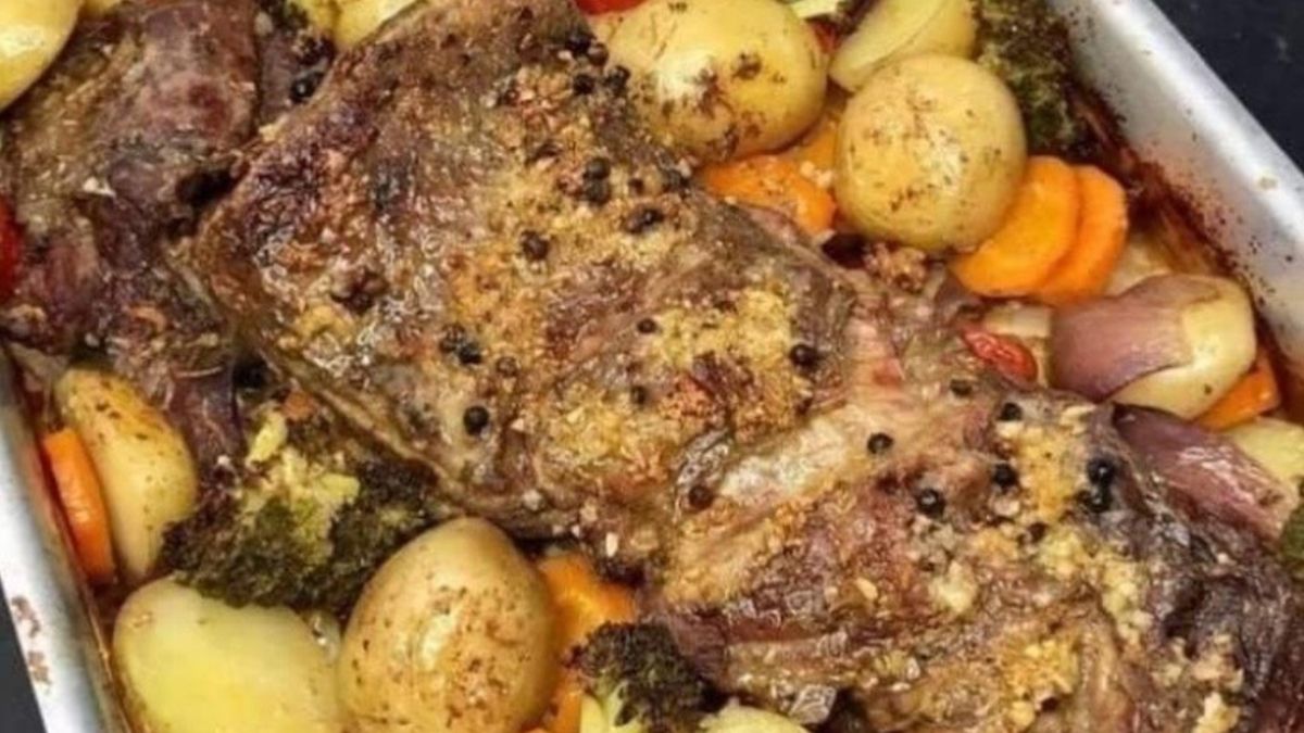 La falda al horno con verduras es un plato que puede formar parte del menú semanal La falda al horno con verduras es un plato que puede formar parte del menú semanal