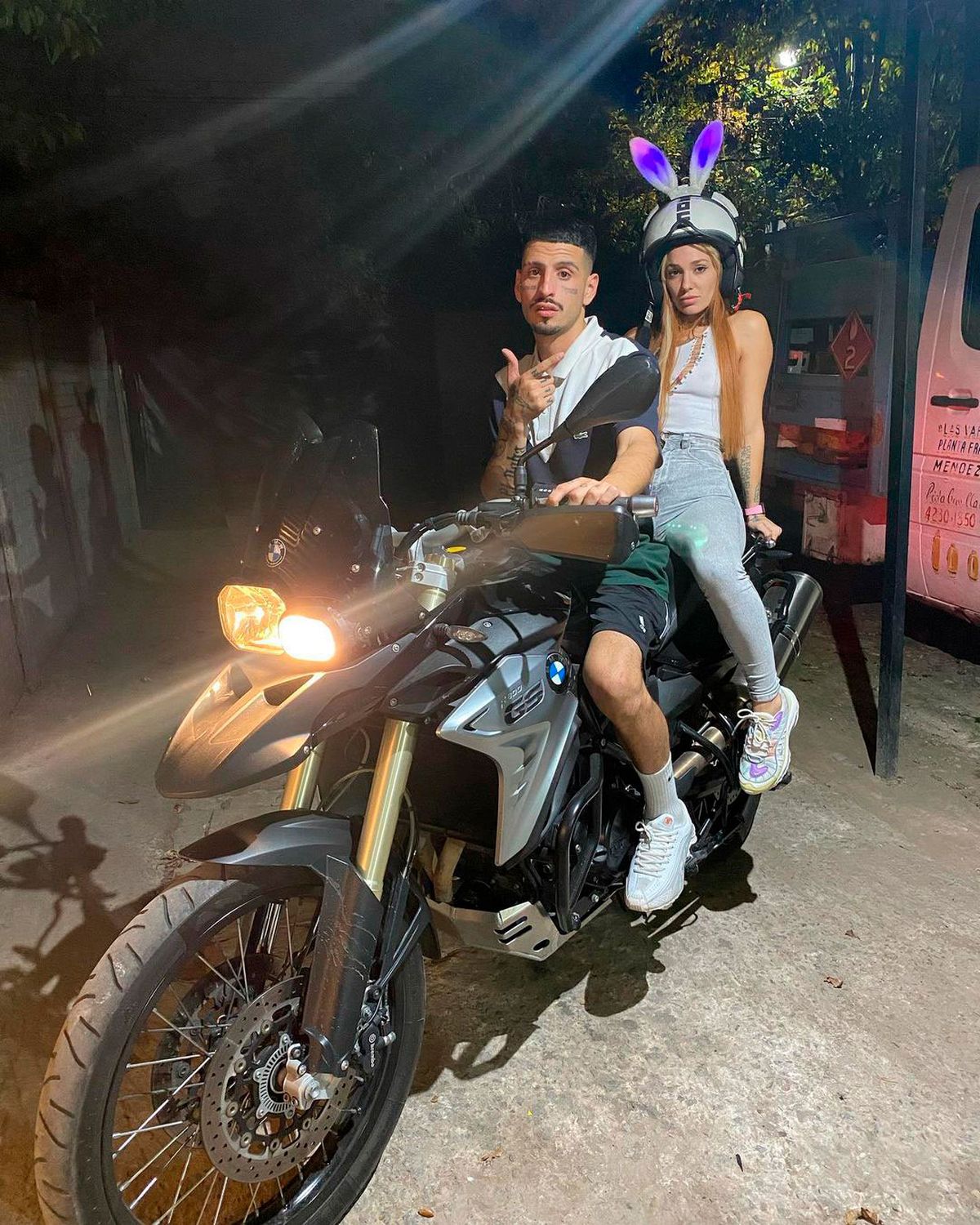 "El Noba", que es muy fanático de las motos, junto a La Joaqui, también cantante urbana.