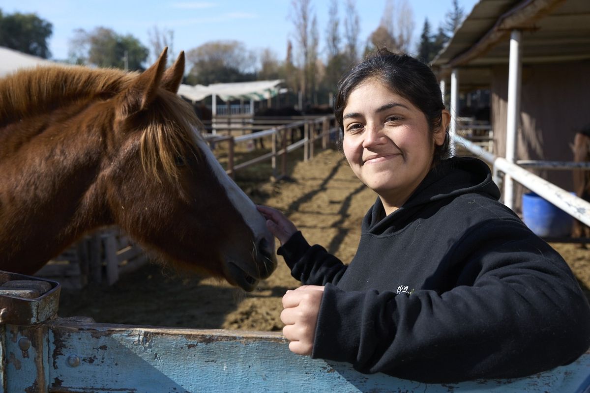 Jael tiene 31 años y es una voluntaria que lleva seis años en Pempa. Ama los caballos y dedica su tiempo y amor hacia ellos. En la foto está con Frutilla, de 1 año y medio. Jael tiene 31 años y es una voluntaria que lleva seis años en Pempa. Ama los caballos y dedica su tiempo y amor hacia ellos. En la foto está con Frutilla, de 1 año y medio.