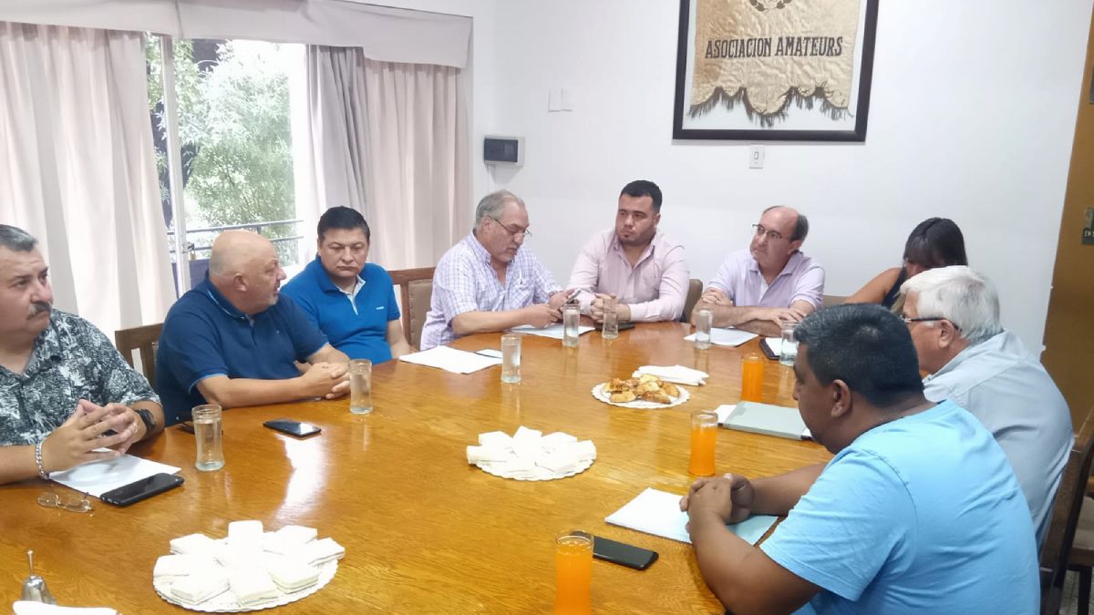 Mesa constitutiva de la Federación Mendocina de Fútbol, integrada por la ocho ligas locales.