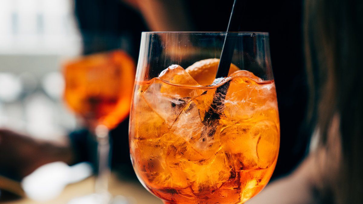 Clásico Aperol. Cómo preparar el Aperol Spritz, el trago ideal para tomar entre amigos. Clásico Aperol. Cómo preparar el Aperol Spritz, el trago ideal para tomar entre amigos.
