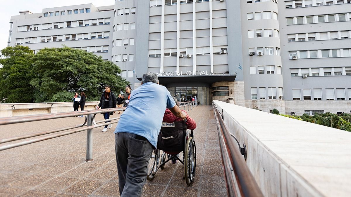 El motociclista de 17 años está en grave estado de salud en el Hospital Central. 