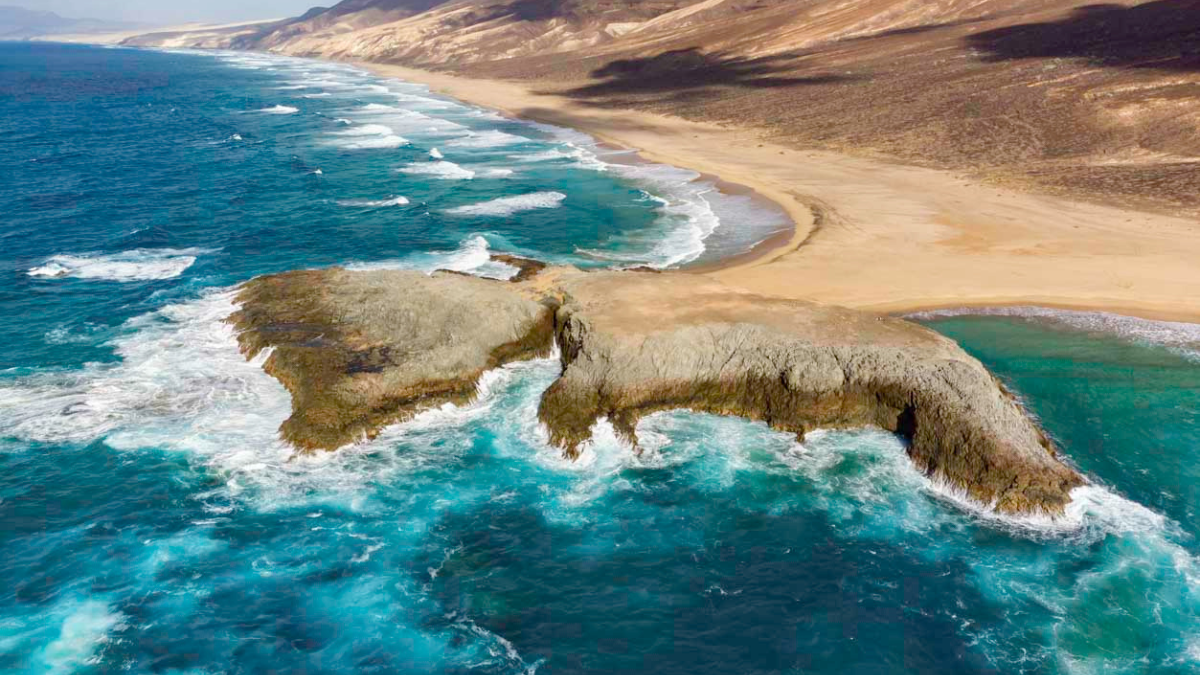 La playa más salvaje con arena rubia y agua turquesa está en las Islas  Canarias