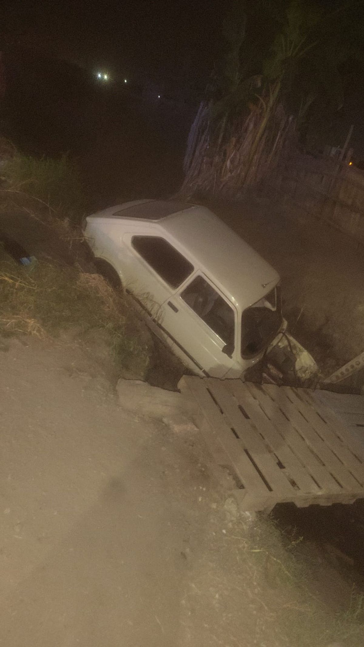 El Fiat Spazio quedó incrustado en un zanjón. El Fiat Spazio quedó incrustado en un zanjón.