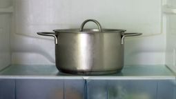 Recomiendan NO llevar una olla con comida a la heladera, ya que podría, por muchos factores, ser perjudicial para la salud.