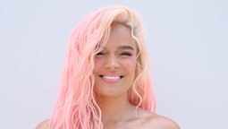 Karol G se suma al brassier a la vista con el modelito ultra off-white que paraliza la temporada