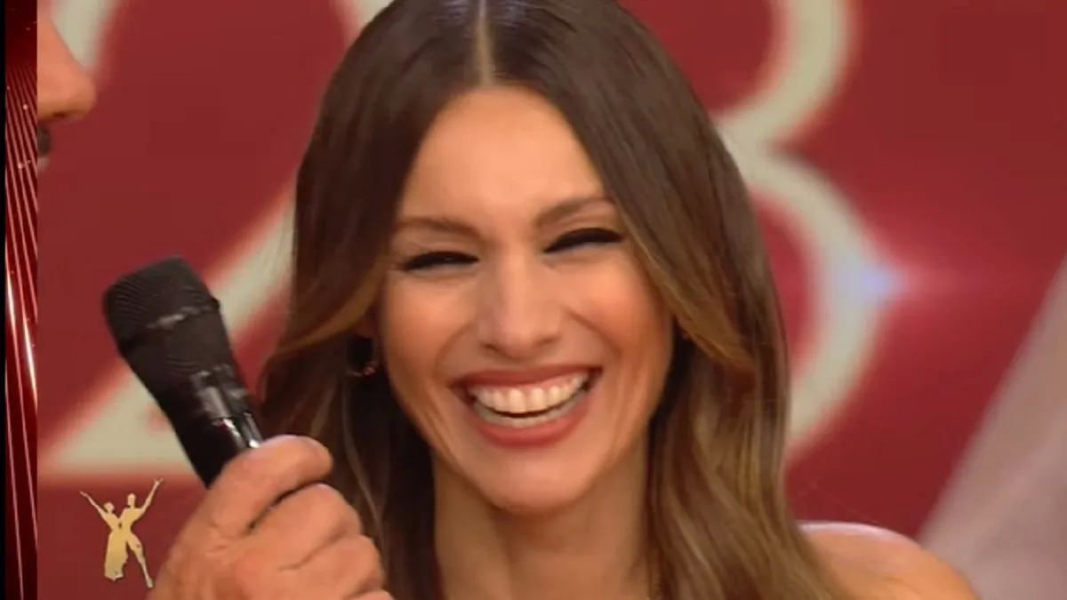 Pampita Y Un Vestidito Ultra Corto Que Mostró Mucha Piel