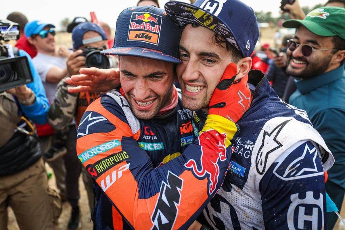 Kevin y Luciano Benavides celebran tras finalizar la &uacute;ltima etapa