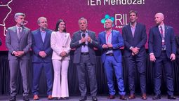 La caída de la coparticipación impactó de lleno en las arcas de los intendentes, y varios ya piensan en pedirle a Alfredo Cornejo un nuevo adelanto, o un fondo especial que los saque del ahogo financiero que atraviesan. La caída de la coparticipación impactó de lleno en las arcas de los intendentes, y varios ya piensan en pedirle a Alfredo Cornejo un nuevo adelanto, o un fondo especial que los saque del ahogo financiero que atraviesan.
