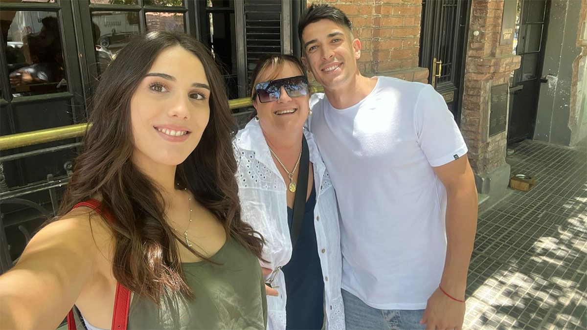 El defensor mendocino está con su novia, Lola y su madre. El defensor mendocino está con su novia, Lola y su madre.