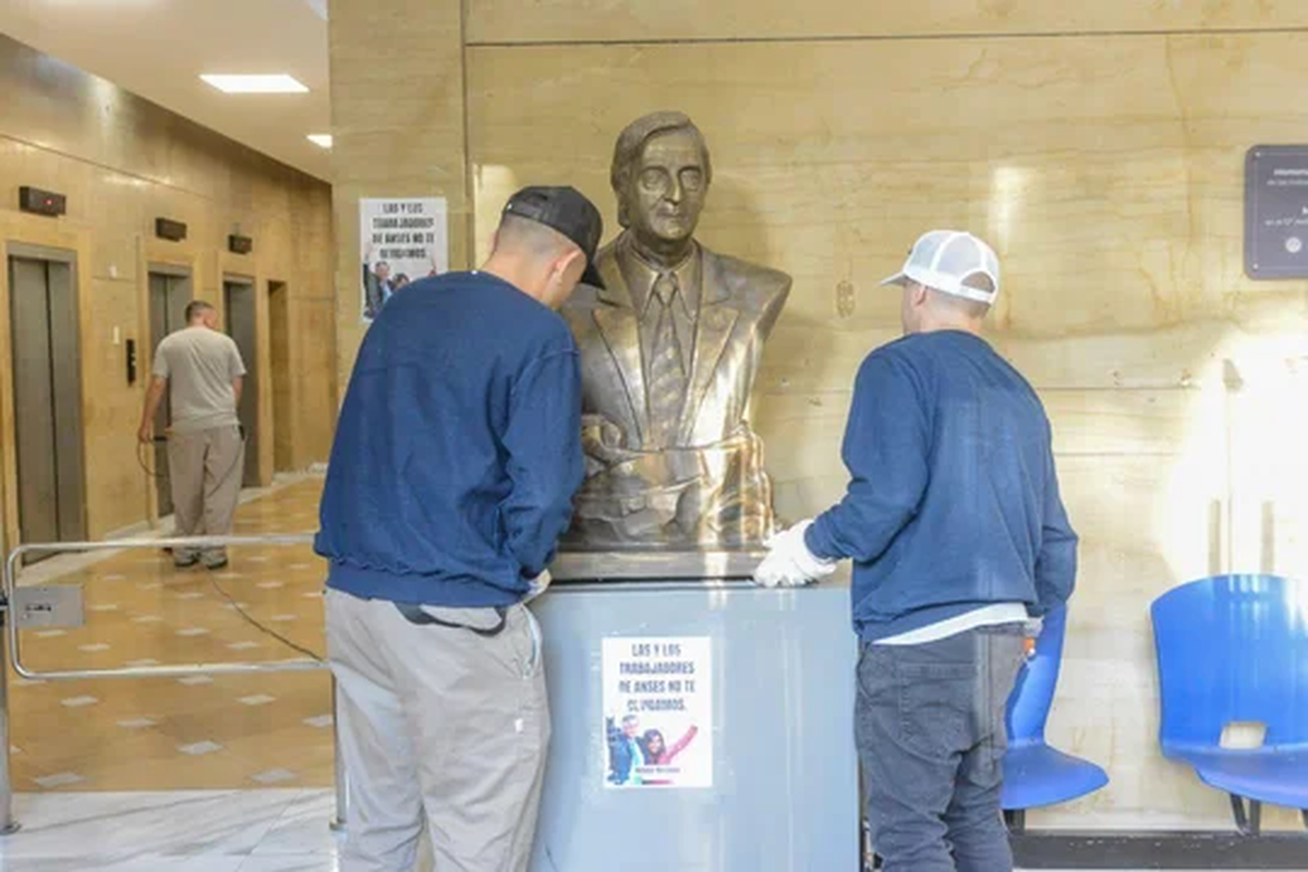 El Gobierno retiró el busto de Néstor Kirchner del edificio de ANSES.