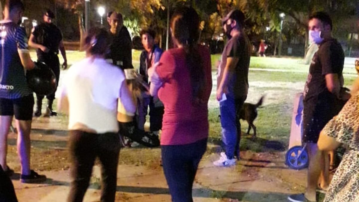 Momento en que la mamá -con la cabeza herida-, a la que le robaron el auto con su nena de tres años adentro, se reencuentra con la pequeña en la plaza Pascual Pérez de Dorrego, donde fue abandonada por los ladrones.