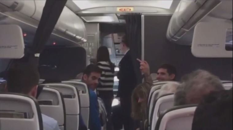 Descontrol en el avión en el que viajaban los campeones de la Davis