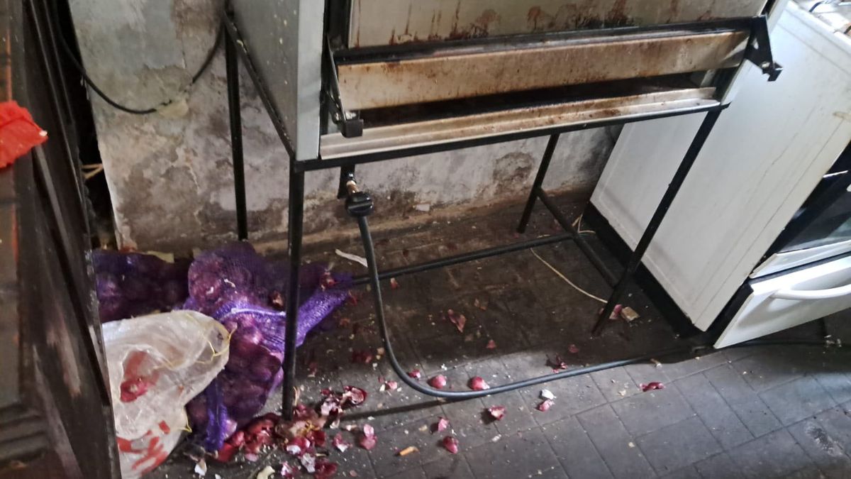 Los vecinos del hombre denunciado por estafas aseguraron que el lugar era usado como depósito, pero nunca imaginaron lo que había dentro. Los vecinos del hombre denunciado por estafas aseguraron que el lugar era usado como depósito, pero nunca imaginaron lo que había dentro.