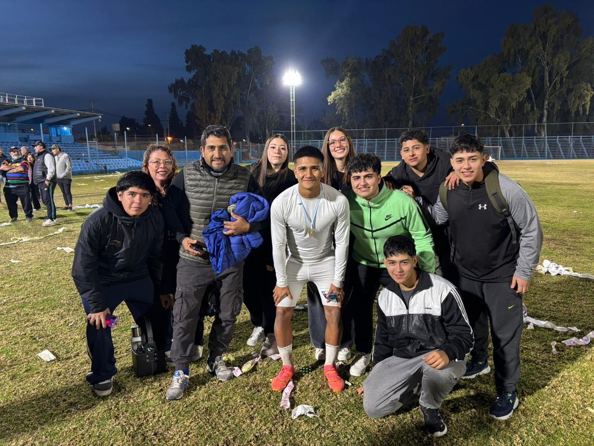 Alejo Tinguri festeejó el ascenso de Gutiérrez Sport Club con su familia.