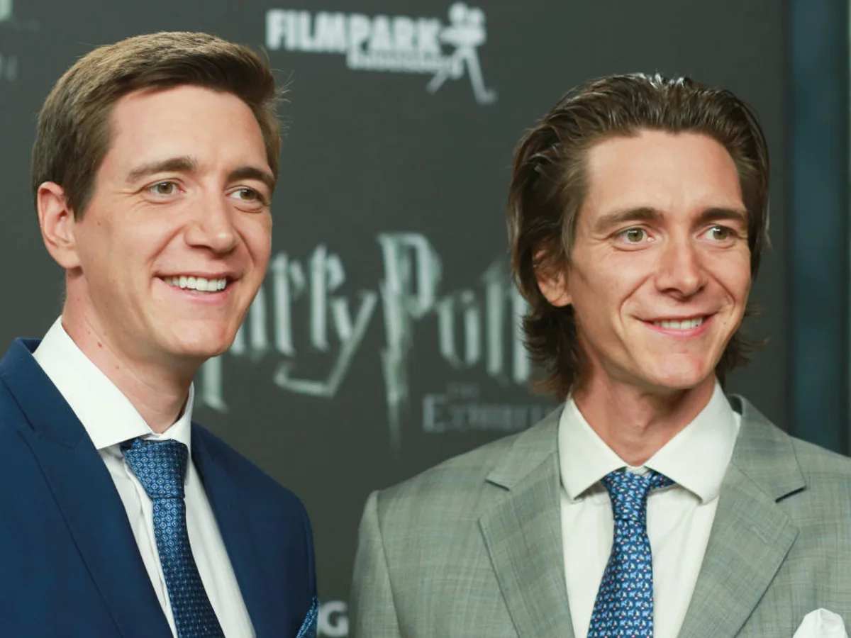 Oliver y James Phelps, los hermanos que dieron vida a Fred y George Weasley de Harry Potter. Oliver y James Phelps, los hermanos que dieron vida a Fred y George Weasley de Harry Potter.