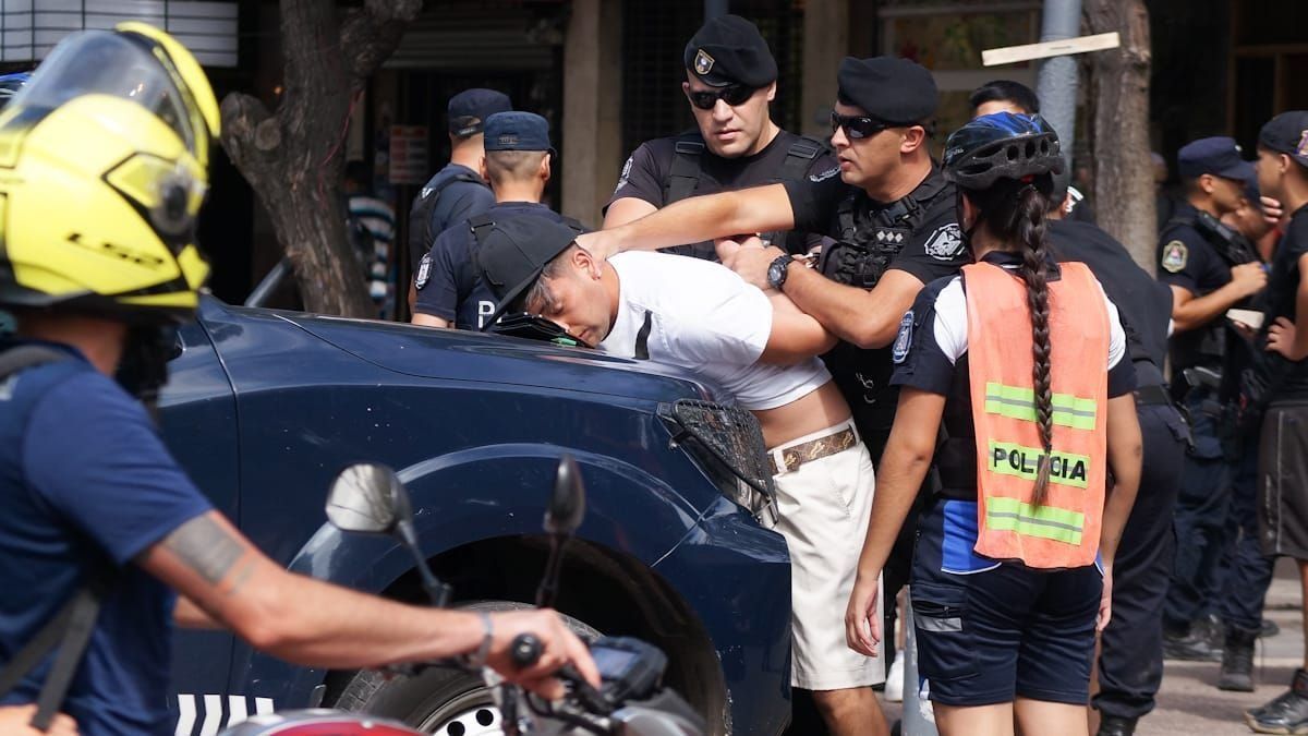 Los hinchas de Colo Colo protagonizaron violentos hechos en pleno centro.