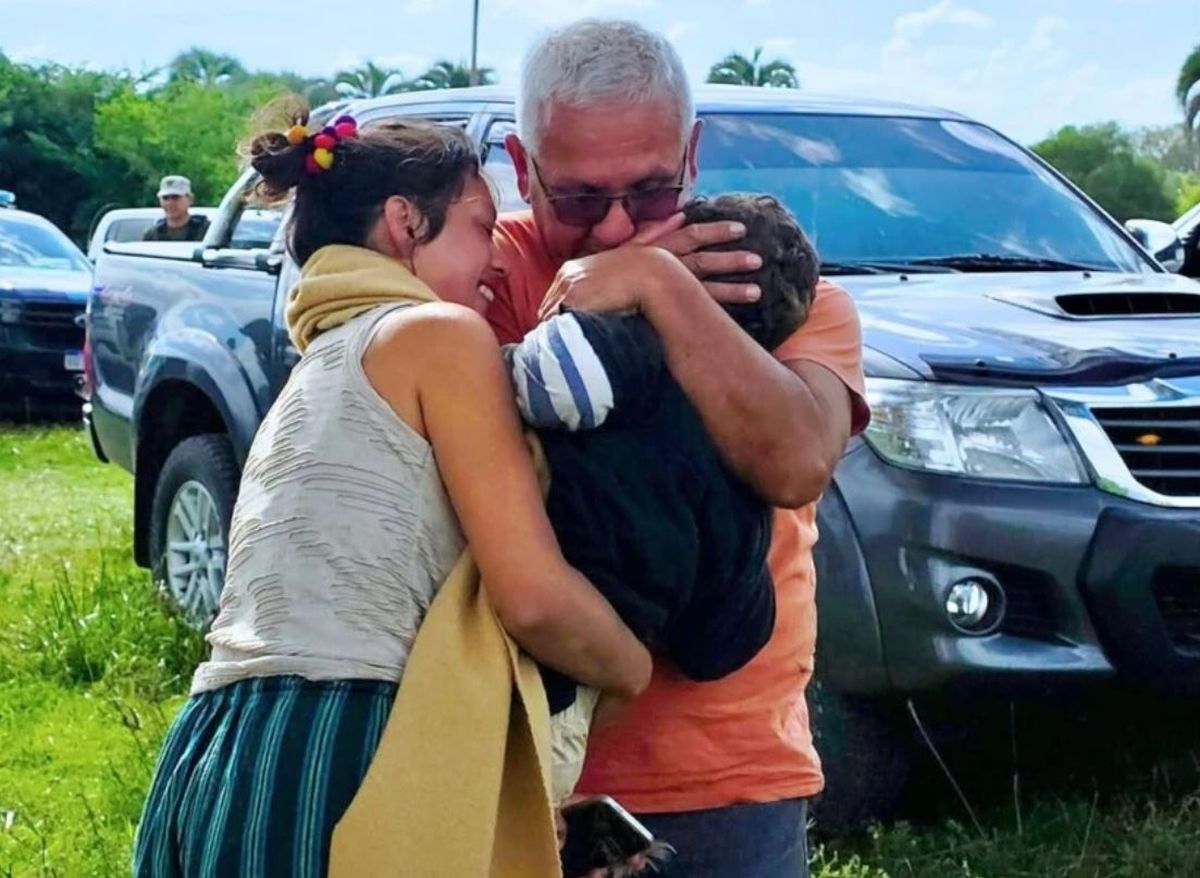 La mamá y el abuelo abrazan a Nahuá minutos después de ser rescatado. Foto: gentileza&nbsp;